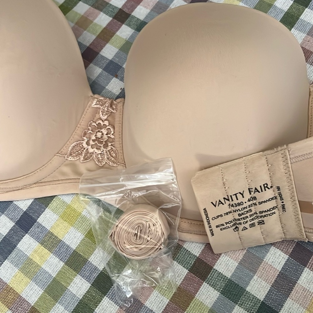 NWOT Vanity Fair 40B STYLE 74380
Strap included  Never worn